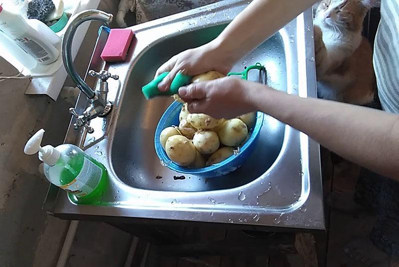 descasque e enxágue as batatas