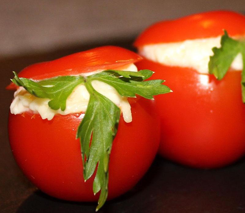tomate cereja recheado com queijo e alho