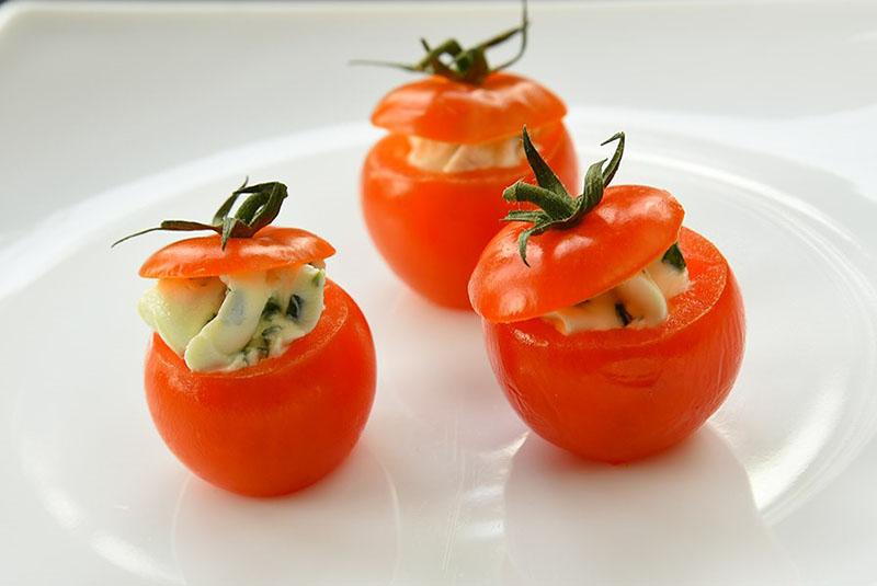 nadziać małe pomidory