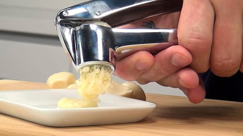 nasekejte česnek