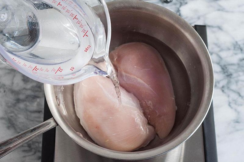 bollire la carne di pollo