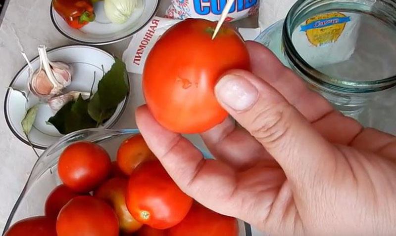 preparing tomatoes for salting
