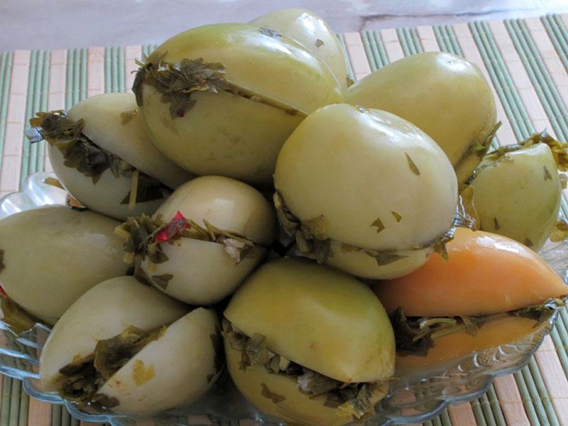 una recepta senzilla de deliciosos tomàquets verds per a l'hivern