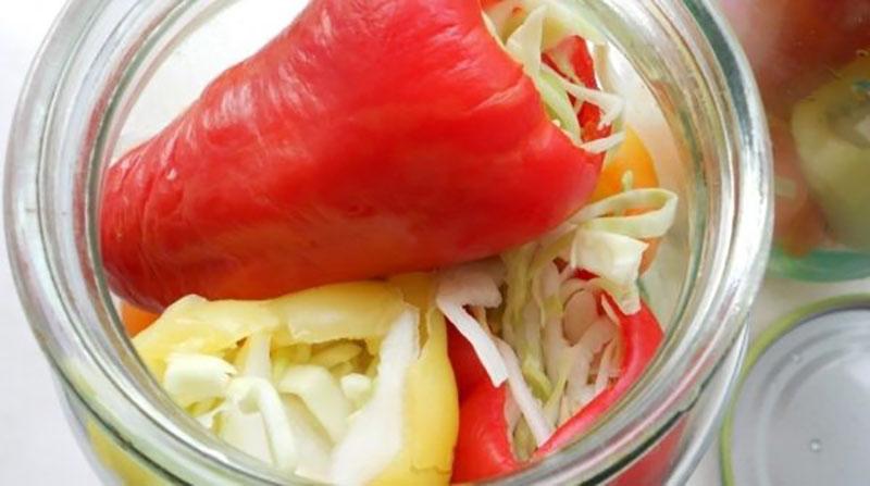 naplňte sklenice plněnými paprikami