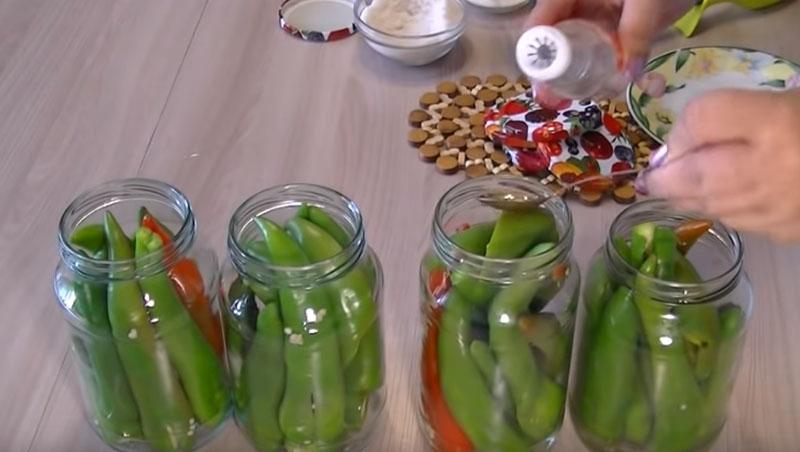 fyld krukkerne med peber