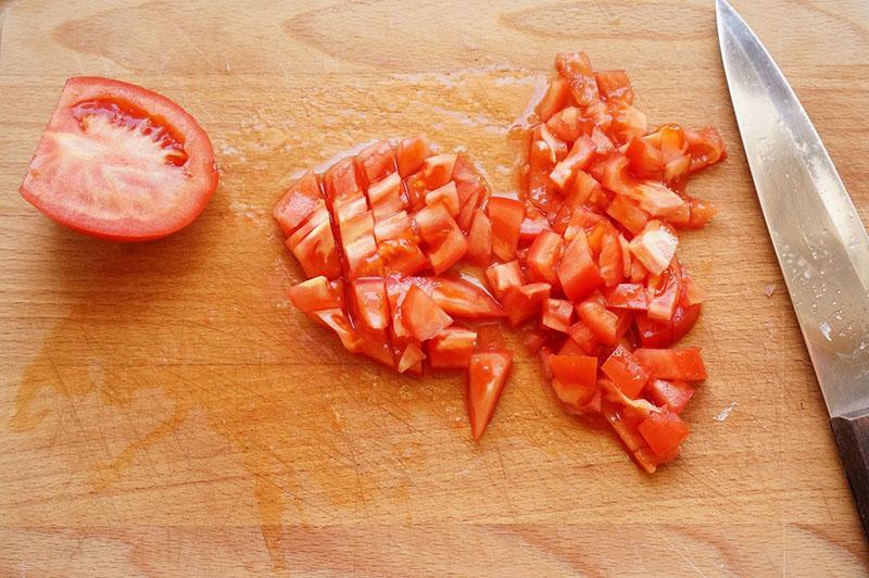 nakrájajte paradajky