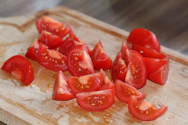 tvätta och hugga tomater