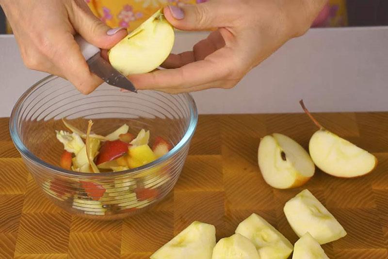 ξεφλουδίστε και κόψτε τα μήλα