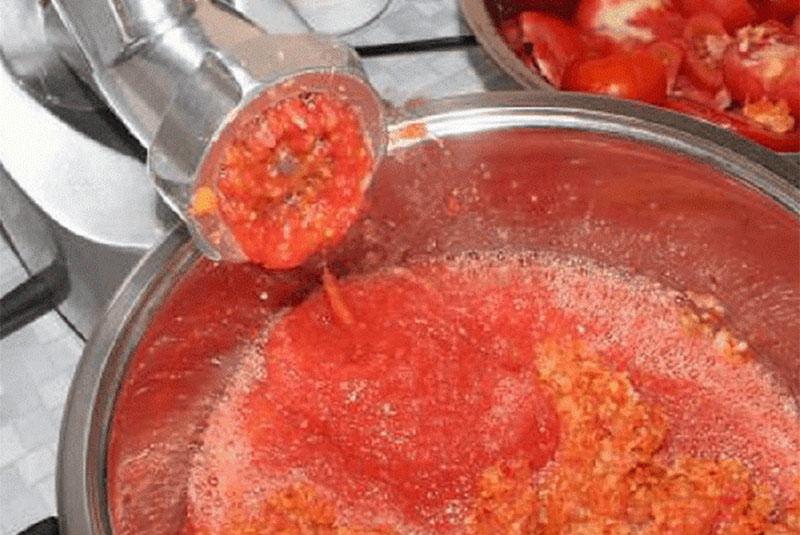 tritureu la salsa amb un triturador de carn