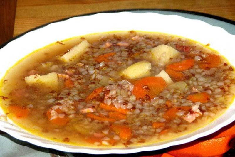 Diät-Suppe mit Buchweizen und Gemüse