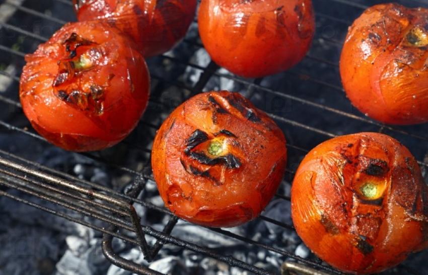 tomates inteiros grelhados