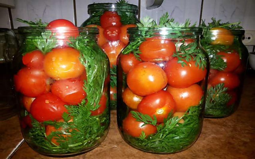 nakladané paradajky s vrcholom mrkvy