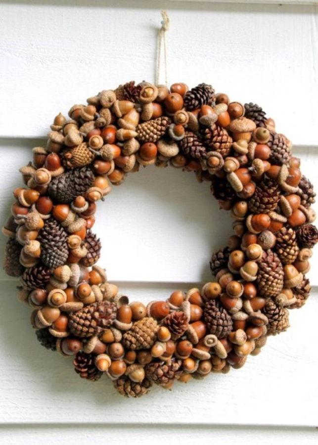 how to make a wreath of cones and acorns