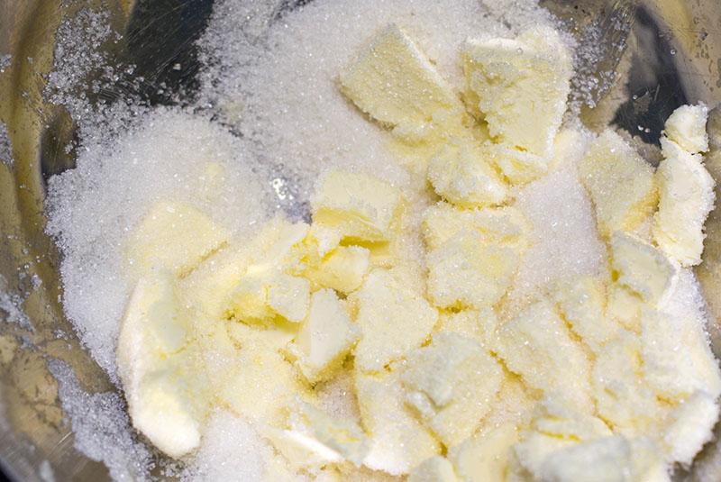misture manteiga com açúcar