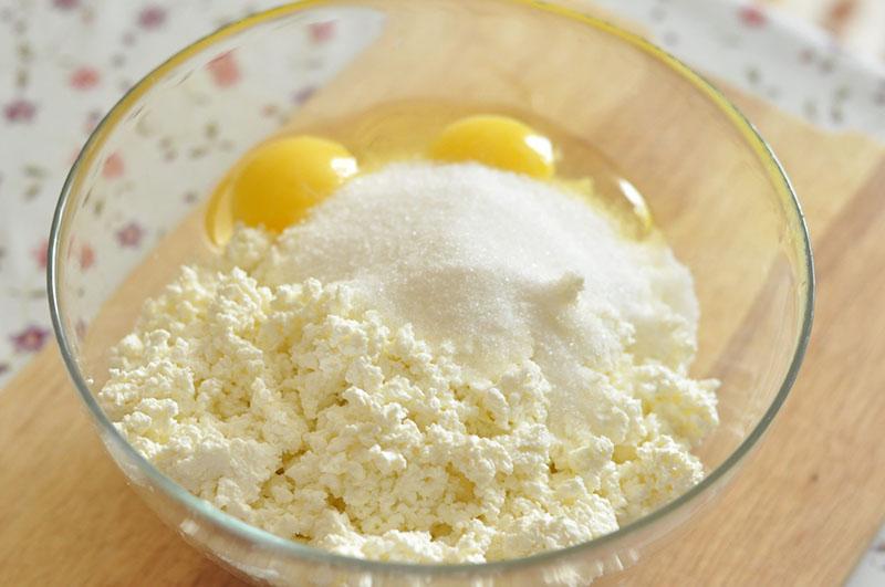 campurkan keju kotej dengan gula dan telur
