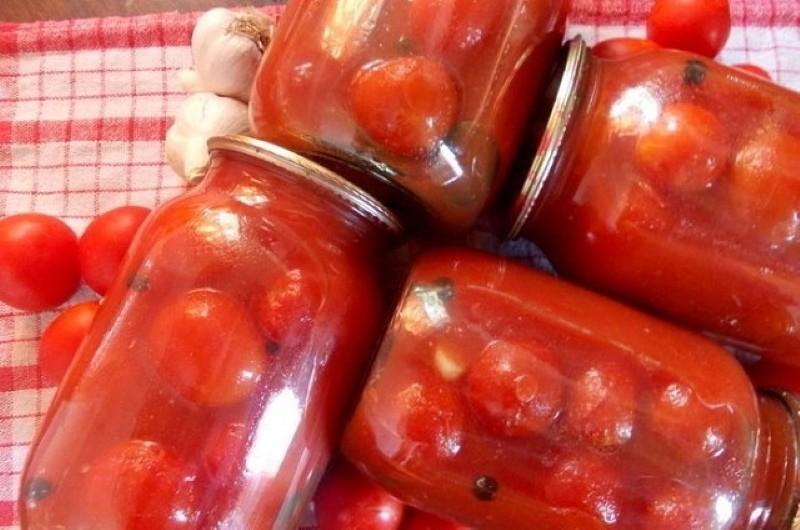 tomates em seu próprio suco para o inverno