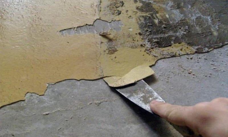 jak odstranit barvu z betonové zdi