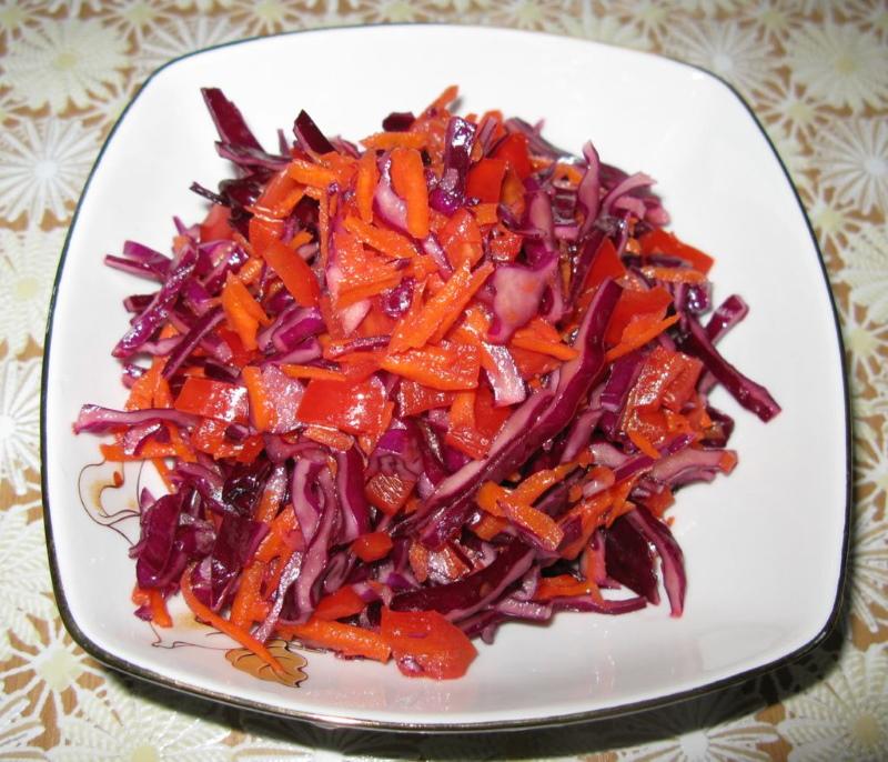 červený salát a pepřový salát